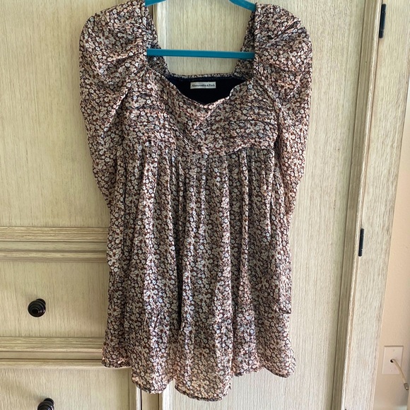 Abercrombie & Fitch Dresses & Skirts - Only worn 1 time lol Very nice floral dress :)